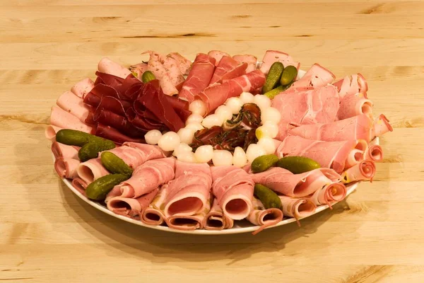 Cold Cut Platter Different Sorts Sausage Pearl Onions Cucumbers — Stock Photo, Image