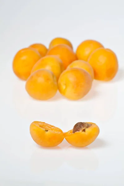 Fresh Apricots One Halved — Stockfoto