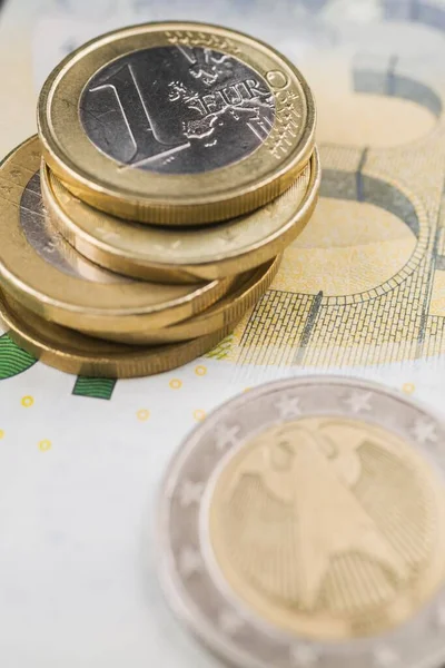 Stack Monede Euro Partea Sus Cinci Euro Bancnota Hârtie — Fotografie, imagine de stoc