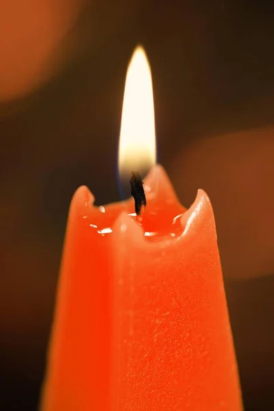 Brennende Rote Kerze Aus Nächster Nähe — Stockfoto