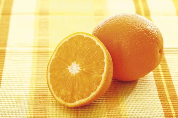 Halve Hele Sinaasappel — Stockfoto