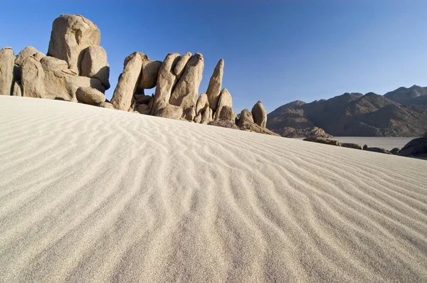Zandduin Rotsformaties Bij Jebel Uweinat Jabal Awaynat Libië Afrika — Stockfoto