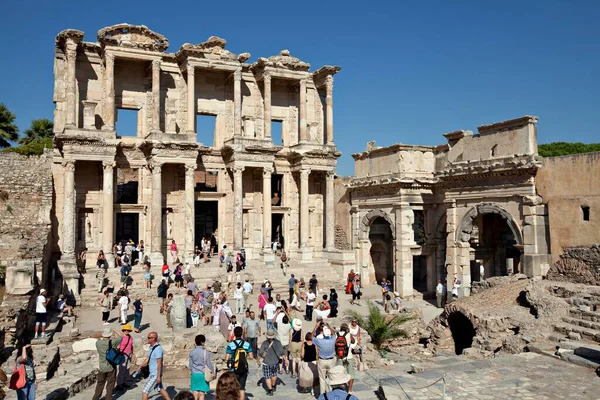 Zmir Türkiye Eylül 2011 Halk Efes Kentindeki Celsus Kütüphanesi Ziyaret — Stok fotoğraf
