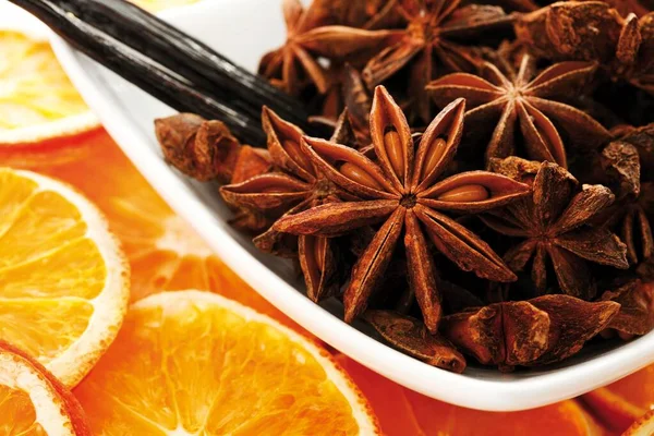 Dried Orange Slices Vanilla Sticks Star Anise White Bowl — Stock Fotó