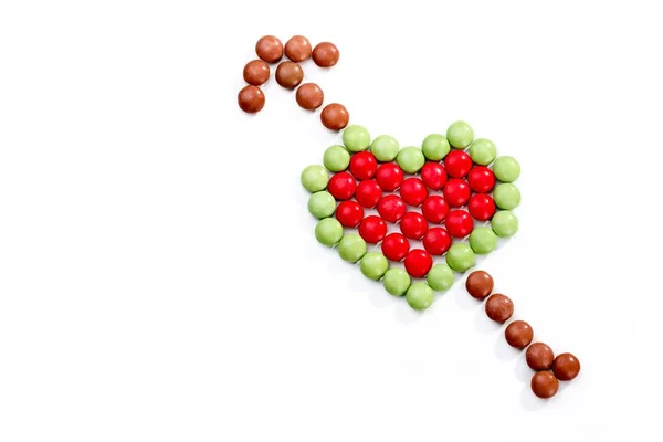 Herzform Mit Einem Pfeil Aus Farbigen Schokoladentropfen — Stockfoto