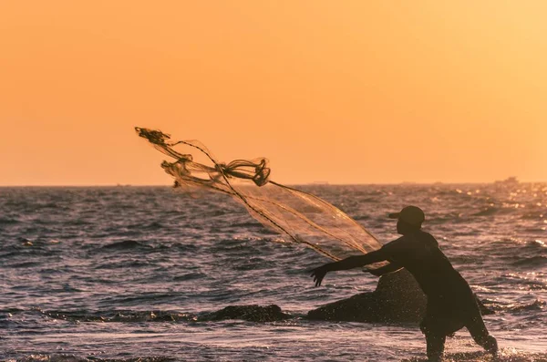 Local Fisherman Casts Fishing Net Backlit Sunset Chaung Thar Beach — Foto de Stock