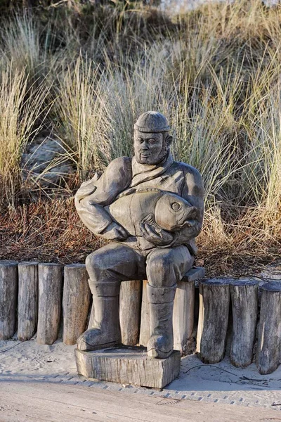 Wooden Sculpture Sitting Fisherman Fish Zempin Usedom Mecklenburg Western Pomerania — ストック写真