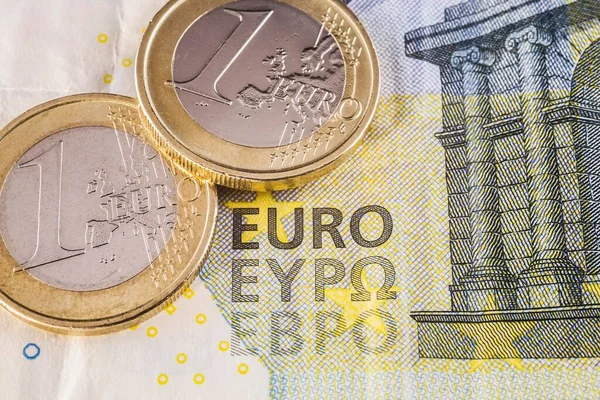 Дві Монети Євро Зверху Яти Європаперових Банкнот — стокове фото