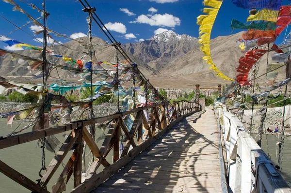 Swing Bridge Prayer Flags Indus River Ladakh Jammu Kashmir India — Stockfoto