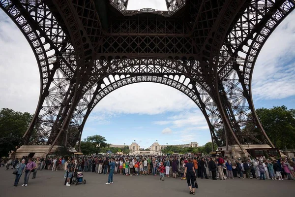 Paris France July 2007 People Tourists Visit Eiffel Tower Paris — Stock Photo, Image