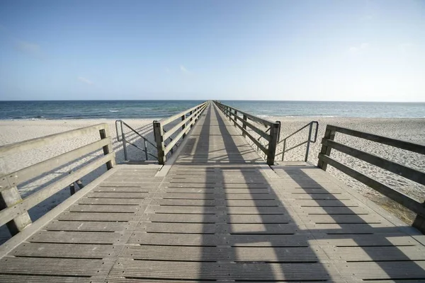 ビーチにある木製の桟橋 — ストック写真