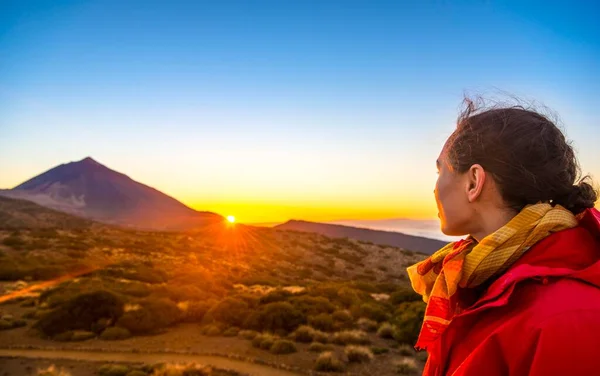 Young Woman Looking Distance Sunset Vulcano Teide Volcanic Landscape National — Photo