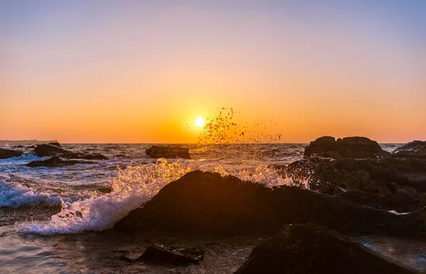 Wybrzeże Skaliste Morze Surfing Zachód Słońca Chaung Thar Beach Zatoka — Zdjęcie stockowe