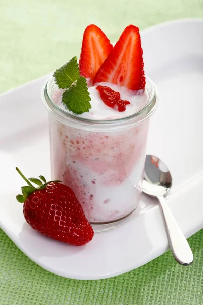 Strawberry Quark Yoghurt Fresh Strawberries Mint — стоковое фото