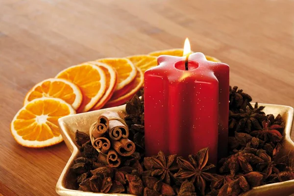 Dried Orange Slices Wooden Board Christmas Decoration Platter Star Anise — Fotografia de Stock