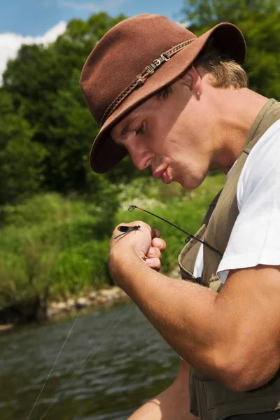 Angler Políbí Vážku Ruku — Stock fotografie