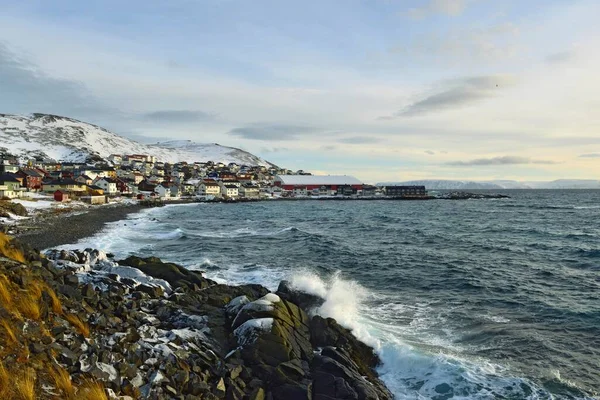 Waves Rocky Bay Buildings Honningsvg Settlement Back Magerya Island Finnmark — Stockfoto