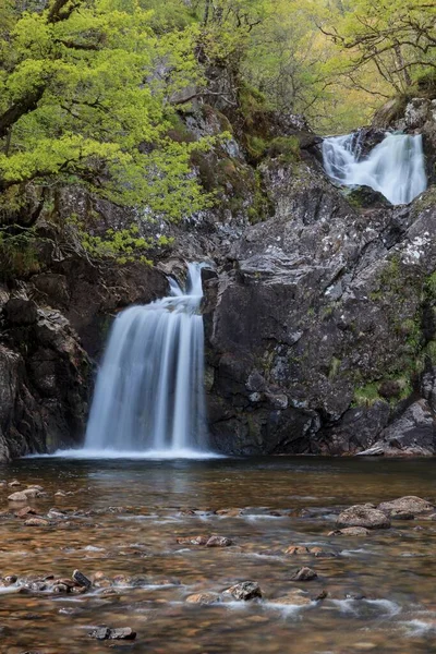 Водопад Лесу Драмнадрочит Шотландия Великобритания Европа — стоковое фото