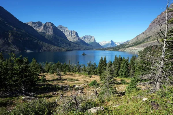 Saint Mary Lake Wild Goose Island Left Red Eagle Mountain — Stockfoto