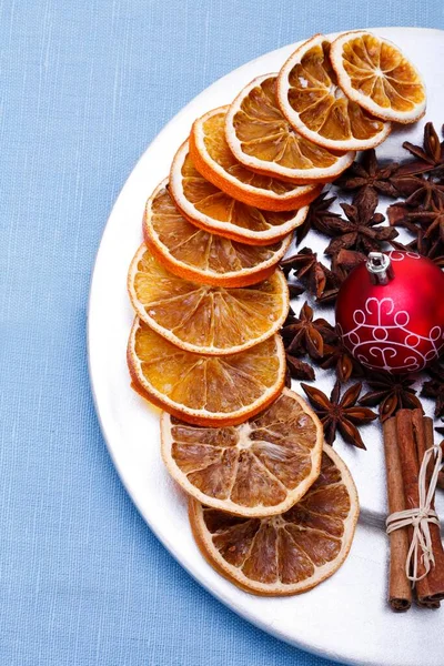 Fatias Secas Laranja Anis Estrelado Bugiganga Natal Paus Canela Prato — Fotografia de Stock