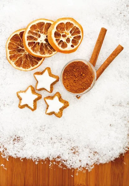Cynamonowe Gwiazdy Suszonymi Plastrami Pomarańczy Paluszkami Cynamonu Śniegu — Zdjęcie stockowe