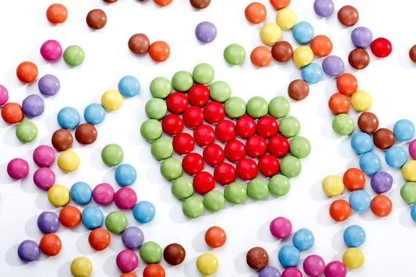 Herzform Aus Farbigen Schokoladentropfen — Stockfoto