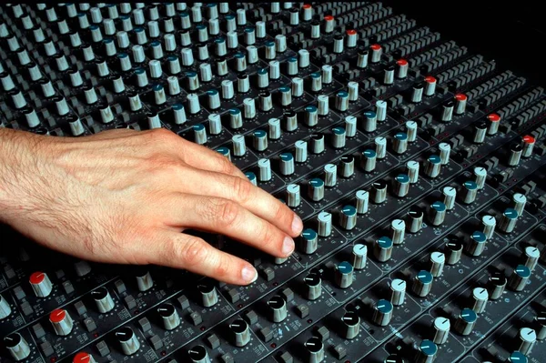 Hand Mixing Console Music Studio — Foto Stock