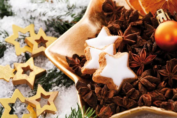 Christmas Plate Star Anise Cinnamon Stars Golden Christmas Tree Bauble — Stockfoto