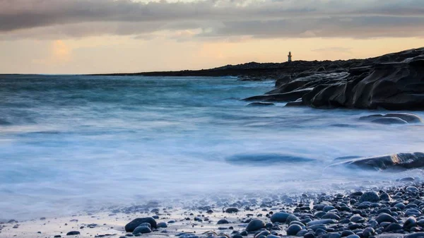 Farol Junto Costa Maré Alta Inis Oirr Ilhas Aran Irlanda — Fotografia de Stock