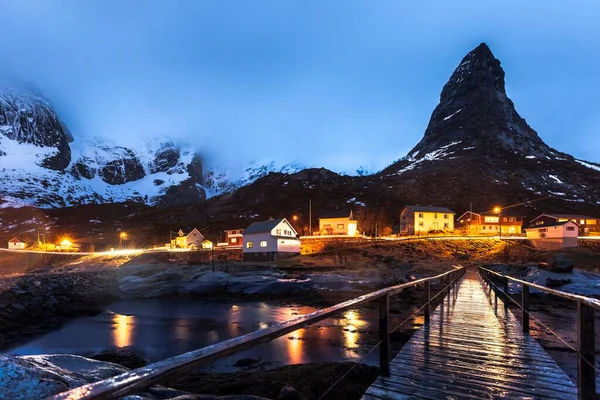 Dock Mountain Winter Fishing Village Reine Reine Fjord Moskenesy Lofoten — Stockfoto