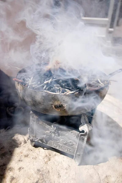 Smoke Sticks Burning Bowl Sacrifice — Zdjęcie stockowe