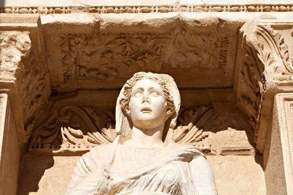 Antike Marmorstatue Einer Frau Die Unter Einem Komplizierten Torbogen Hervorlugt — Stockfoto
