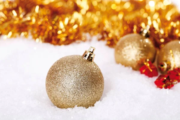 Bolas Árbol Navidad Brillo Oro Nieve Con Decoraciones Navidad — Foto de Stock