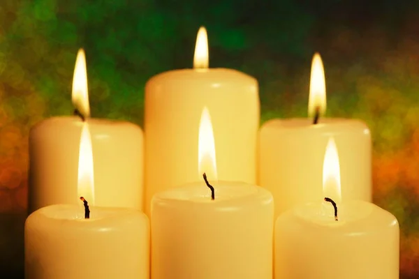 Brennende Weiße Kerzen Aus Nächster Nähe — Stockfoto