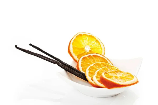 Dried Slices Orange Vanilla Sticks White Bowl — Stock fotografie