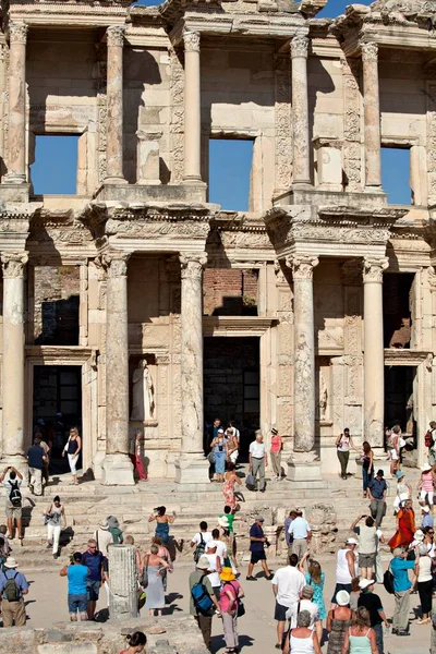 Люди Посещают Библиотеку Цельса Городе Эфес Библиотека Цельса Является Древним — стоковое фото