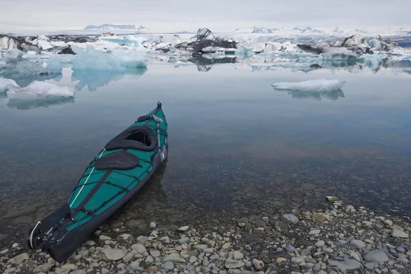 Folding Kayak Bank Joekulsarlon Glacial Lake Iceland Europe — Stockfoto