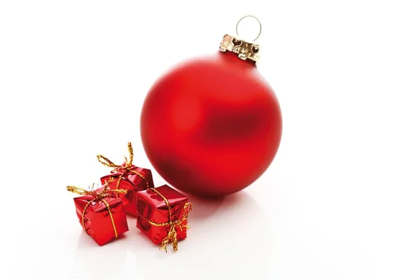 Christmas Tree Ball Presents Close View — 图库照片