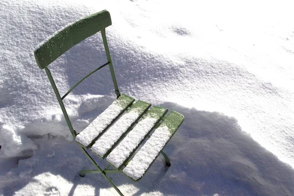 Snow Covered Green Garden Chair — Stockfoto