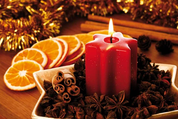 Lightened Star Shaped Candle Christmas Decoration Platter Star Anise Cinnamon — Stockfoto