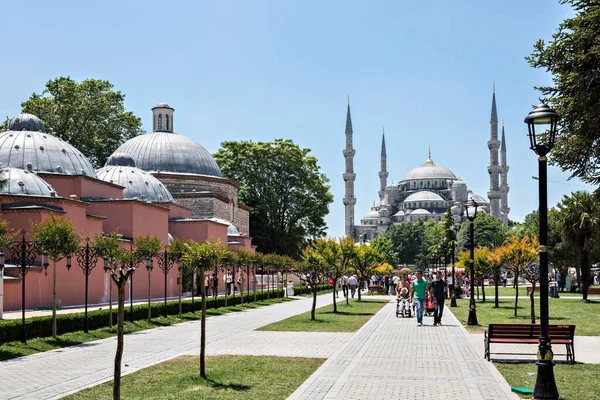 Istanbul Turquia Junho Mesquita Azul Pessoas Caminhando Sultan Ahmet Park — Fotografia de Stock