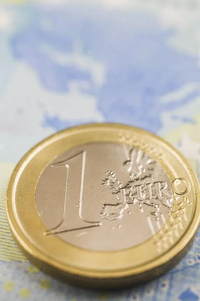 Одна Євромонета Поверх Двадцяти Європаперових Банкнот — стокове фото