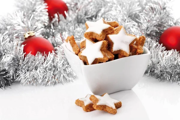 Cinnamon Flavored Star Shaped Biscuits White Bowl Christmas Tree Balls — Stockfoto