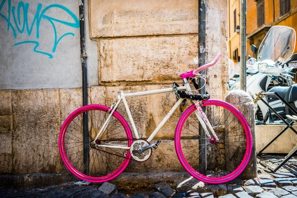 Old Pink Bike Saddle Downtown Rome Lazio Italy Europe — Stock fotografie