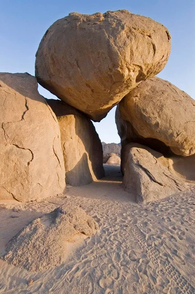 Hole Rock Jebel Uweinat Jabal Awaynat Libya Africa — Stockfoto