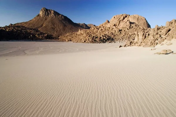 Formações Rochosas Jebel Uweinat Jabal Awaynat Líbia África — Fotografia de Stock