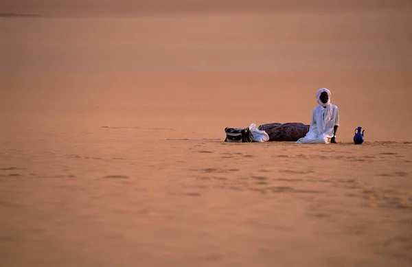 Praying Muslim Sitting Sand — Stockfoto