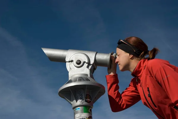 Kvinnan Tittar Genom Teleskop — Stockfoto