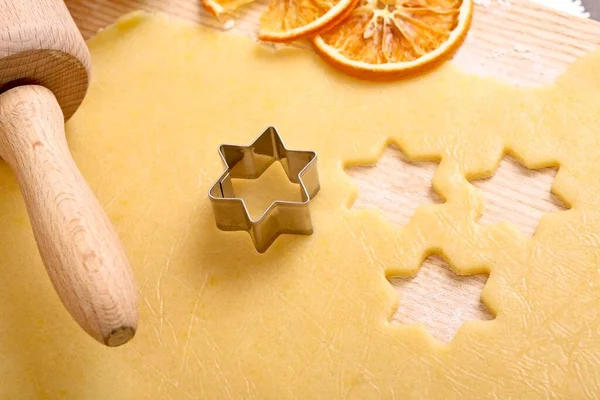 Koekjesdeeg Met Uitgesneden Sterren — Stockfoto