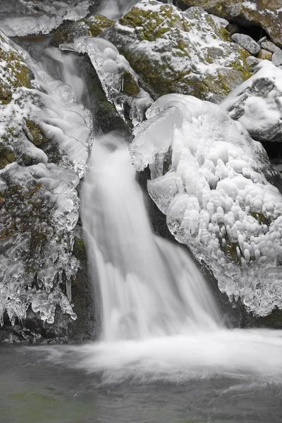 Arroyo Cubierto Hielo Cascada Con Carámbanos — Foto de Stock